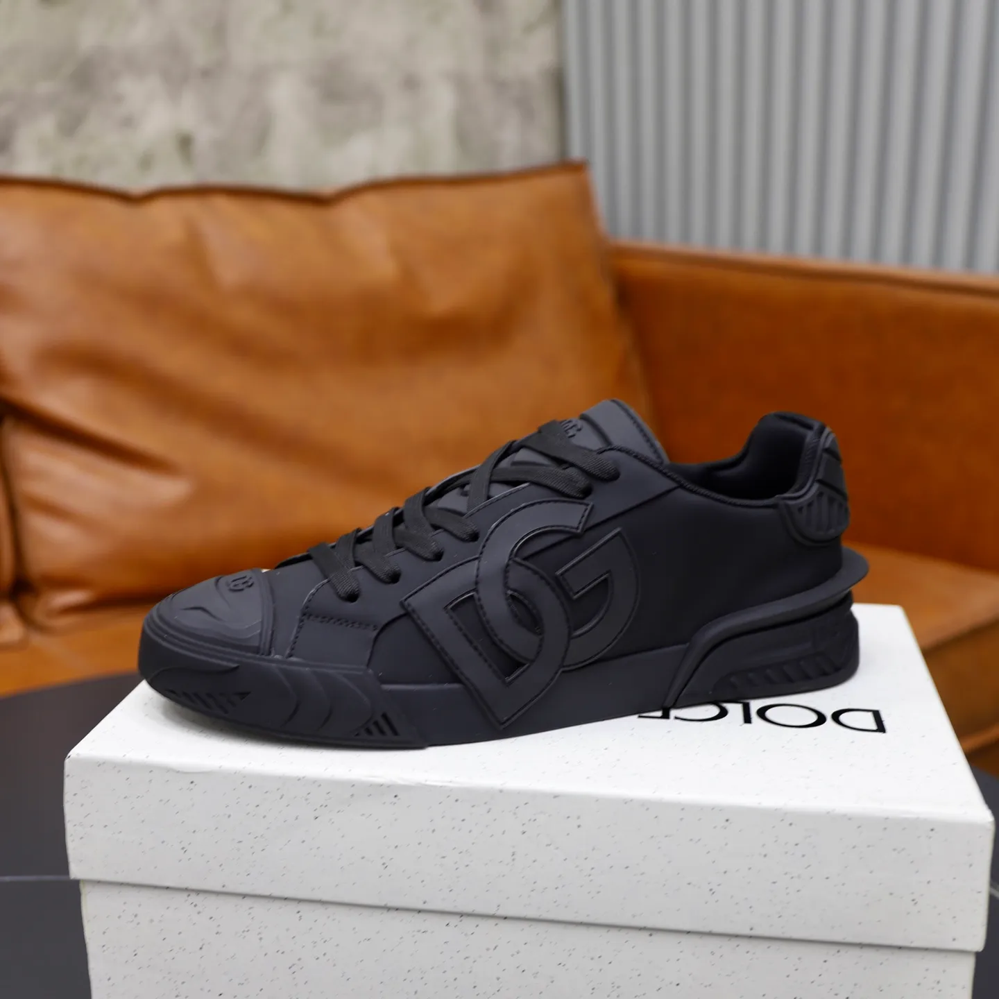 Ex-factory price: 600💰••New products••Dolce&Gabbana••DG✔️High-end men's sports•casual shoes. Original goods from top counters. Original imported multiple material splicing design ➕Original outsole.  Size: 38-44 (45, 46 customized)